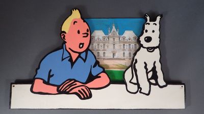 une affiche sur laquelle figurent un homme et un chien