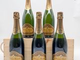 quatre bouteilles de champagne dans une caisse en bois sur fond blanc
