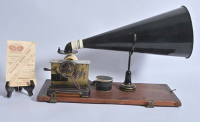 une radio à l'ancienne, dotée d'un pavillon noir et posée sur un socle en bois