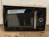 une boîte contenant un micro-ondes, posée sur une table