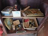 une armoire en bois contenant de nombreux objets