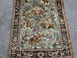 un tapis posé par terre, avec un chat allongé dessus