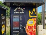 un distributeur automatique sur lequel est représentée une pizza