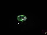 des tourmalines vertes sur fond noir