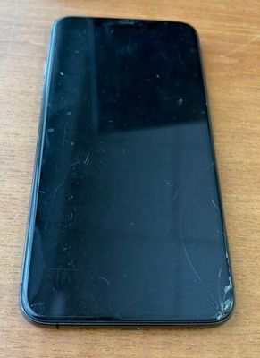 un gros plan d'un téléphone portable posé sur une table en bois