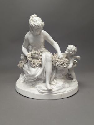statue représentant une femme assise sur un rocher avec deux enfants