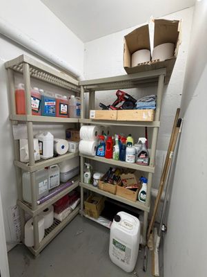 une pièce avec beaucoup d'objets sur les étagères