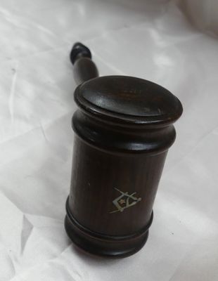 un marteau de juge en bois orné d'une étoile