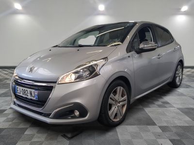 la voiture argentée est garée sur un sol en damier dans le garage