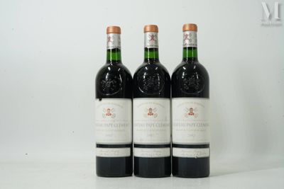 trois bouteilles de vin posées sur une table l'une à côté de l'autre