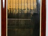 le reflet d'un homme dans un miroir accroché au mur
