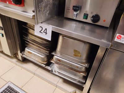 de nombreux plateaux de nourriture posés sur une étagère dans la cuisine