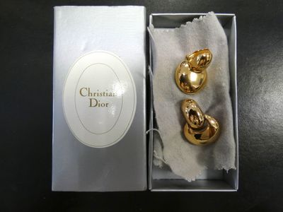 une boîte blanche contenant une paire de clochettes dorées