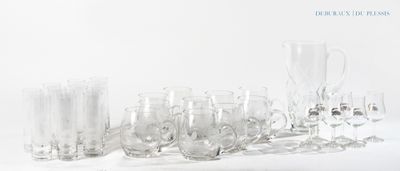 un grand nombre de verres posés sur une table