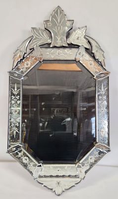 cadre de miroir orné d'un motif de feuilles, avec un miroir accroché au mur