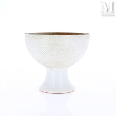 un bol blanc posé sur une table blanche