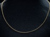 un collier à chaîne en or sur un mannequin mannequin mannequin mannequin mannequin mannequin mannequin mannequin mannequin mannequin