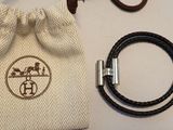 un sac contenant divers objets