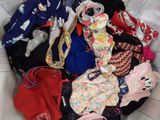 un panier rempli de vêtements posé sur un lit