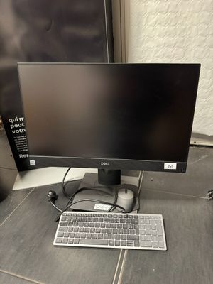 une image représentant un écran d'ordinateur et un clavier posés sur une table