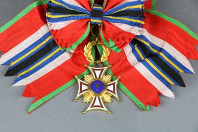 CADUCE EUROPEEN BIJOU de GRAND CROIX en métal doré et émail.…