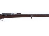 un fusil avec un canon en bois sur fond blanc