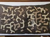 une photo d'une œuvre d'art accrochée au mur
