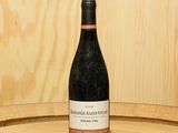 une bouteille de vin posée sur un tonneau
