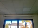 une fenêtre donnant sur une maison