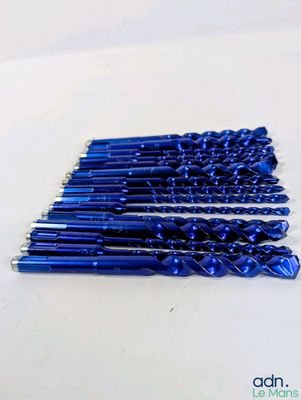 six épingles à crochet bleues sont alignées sur une surface blanche