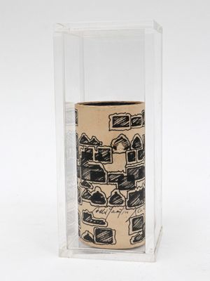 un rouleau de papier toilette posé dans une boîte transparente