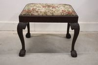 Tabouret Chippendale en bois naturel, pieds griffes sur boul…