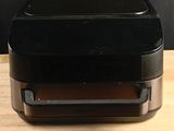 une photo d'un grille-pain posé sur une table en bois