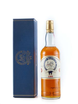 un gros plan sur une bouteille de whisky à côté d'une boîte