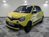 La petite voiture jaune est garée sur le sol à damier.