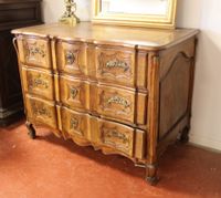 Commode dite arbalète en noyer mouluré sur bâti sapin, ouvra… (photo 2)