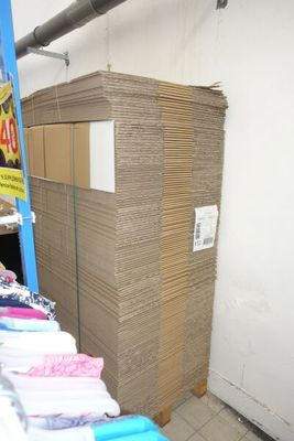un homme debout devant une pile de serviettes pliées
