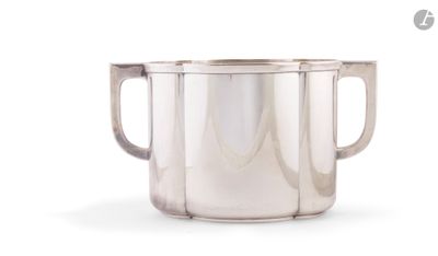 une coupe en argent avec une anse, sur fond blanc
