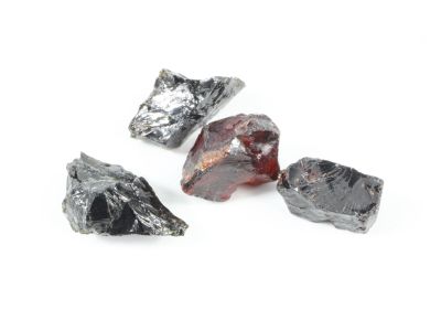 un gros plan sur trois pièces d'argent posées sur une surface blanche