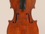 un vieux violon avec un archet sur fond blanc