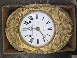 une horloge dans une boîte, avec des chiffres romains dessus