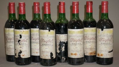 six bouteilles de vin sont alignées sur une table