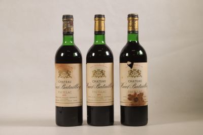 trois bouteilles de vin posées sur une table l'une à côté de l'autre