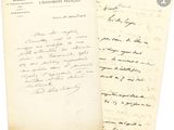 deux vieux papiers comportant des inscriptions manuscrites, posés l'un à côté de l'autre