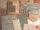 une pile de vieilles lettres et d'enveloppes posée sur une table