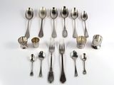 beaucoup de cuillères en argent et de cuillères sur la table