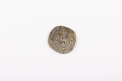 gros plan d'une pièce d'argent sur une surface blanche