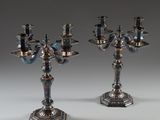paire de chandeliers plaqués argent avec des bougies sur leurs supports