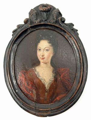 un vieux tableau représentant une femme en robe rouge, dans un cadre rond