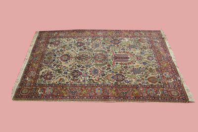 un grand tapis persan sur fond rose